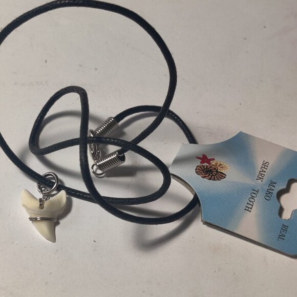 Real Mako Sharks Tooth on a black paracord cord, silver wired secure attachment - Picture 1 of 7